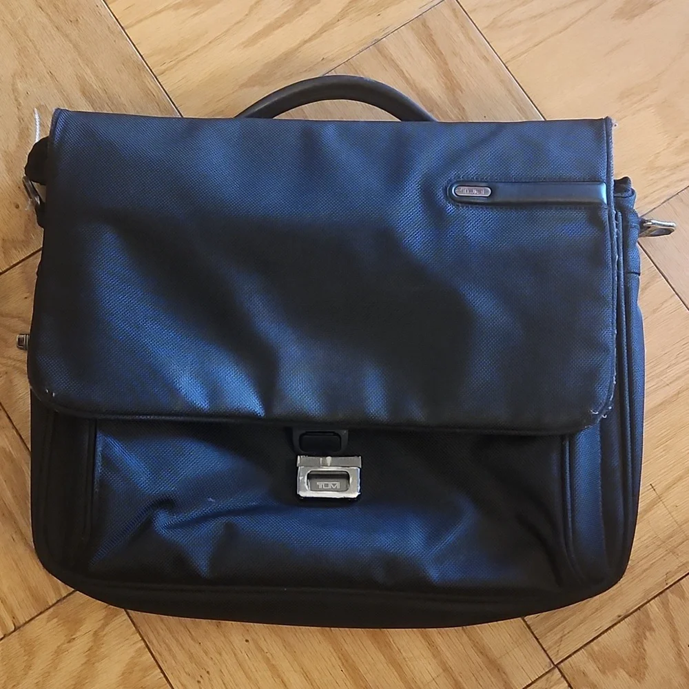 Tumi Expandable Briefcase Messenger Travel Pilot Laptop Bag Nylon Black!